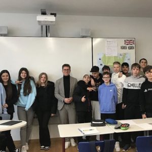 Bürgermeister Oestringer zu Besuch im Unterricht der 8b