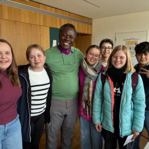 If you can´t find kind people – be one! – Bischof Gabriel aus Uganda besucht die Klassen 5b und 7c 